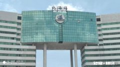 请问:城管可以上路对正常行驶的车辆拦截甚至追赶拦截吗