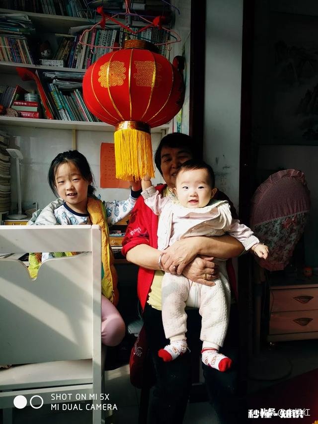 婆婆早年丧夫，不跟我们住一起，三天两头就要他儿子回去怎么办