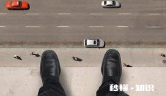 精神病人在医院自杀,家里请了陪护也在,陪护和医院谁的责任