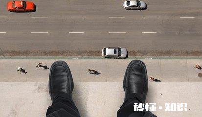 精神病人在医院自杀,家里请了陪护也在,陪护和医院谁的责任