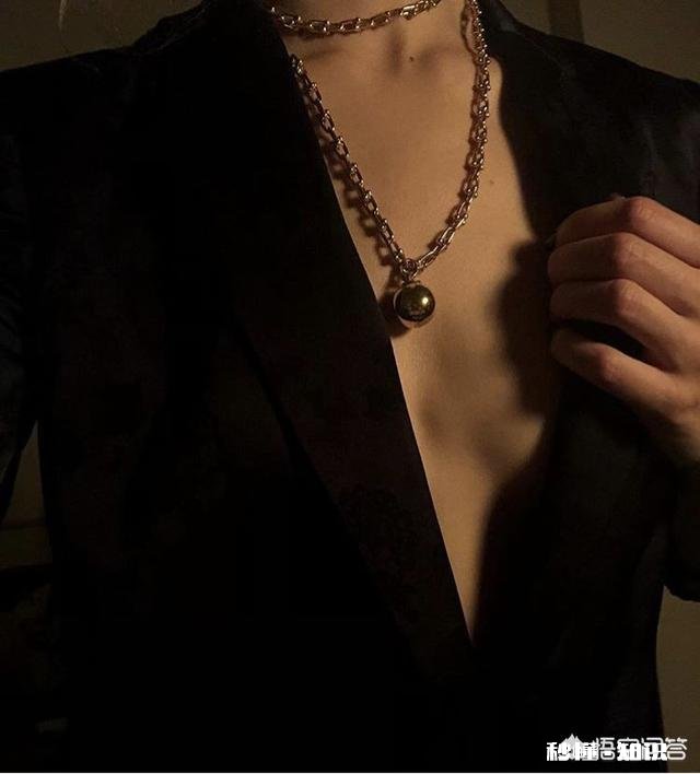 如何搭配黑衬衫，才能像《都挺好》的明玉一样，洋气职业，不显老气