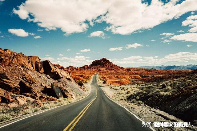 跟朋友们开车旅游的时候，你们会听什么类型的歌曲或者听谁的歌