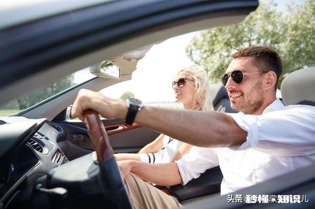 跟朋友们开车旅游的时候，你们会听什么类型的歌曲或者听谁的歌