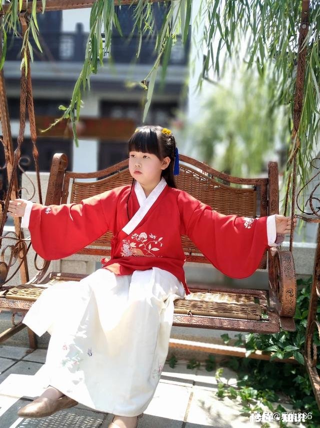 你怎么看待大学生坚持在校穿汉服