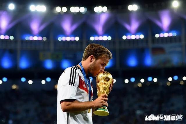 希望看到格策用尽一生的运气拿到世界杯，还是希望看梅西十几年如一日的精彩表演