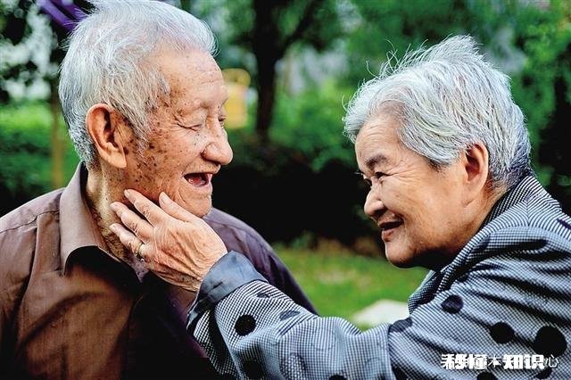 部分夫妻年轻时相互缠绵，上点岁数各玩各的，是啥心态