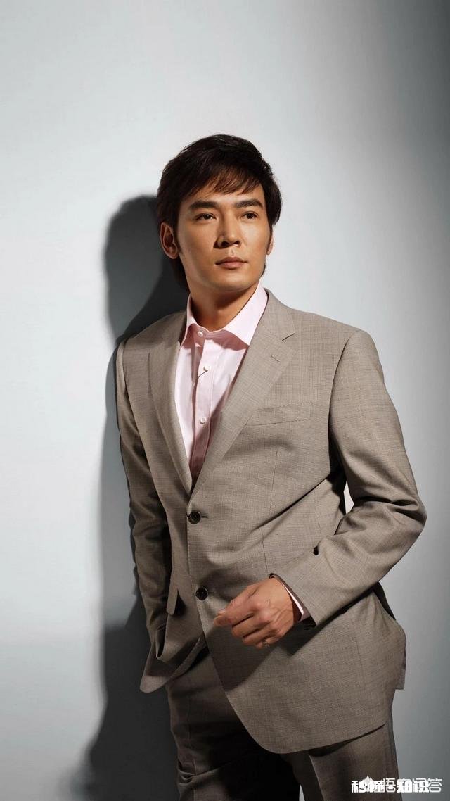 从世界范围内看，为什么法律没有作为一门专业课程出现在中小学必学科目中