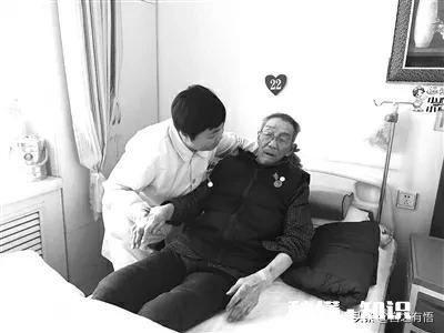 如果家里老人生活不能自理，你们会选择请护工还是送到养老院为什么