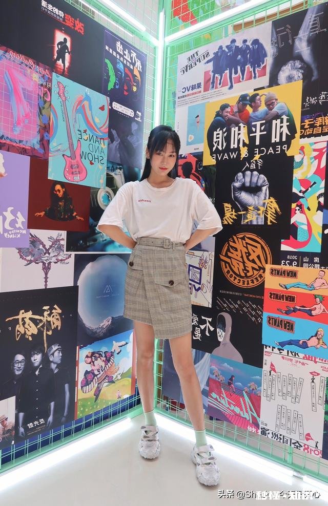 偏好素色衣服如何搭配出气质