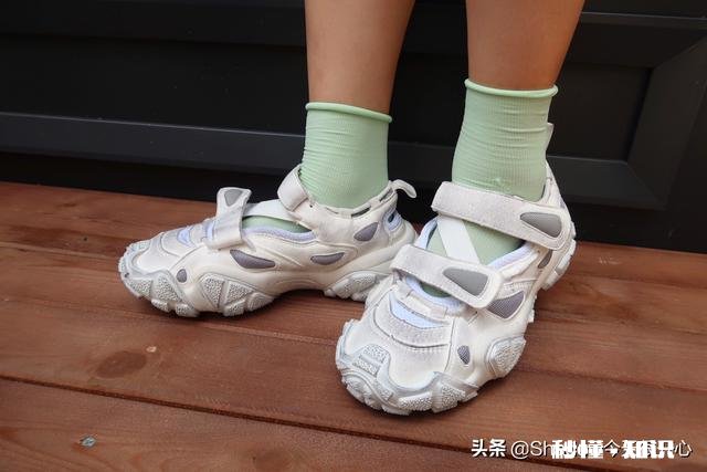 偏好素色衣服如何搭配出气质