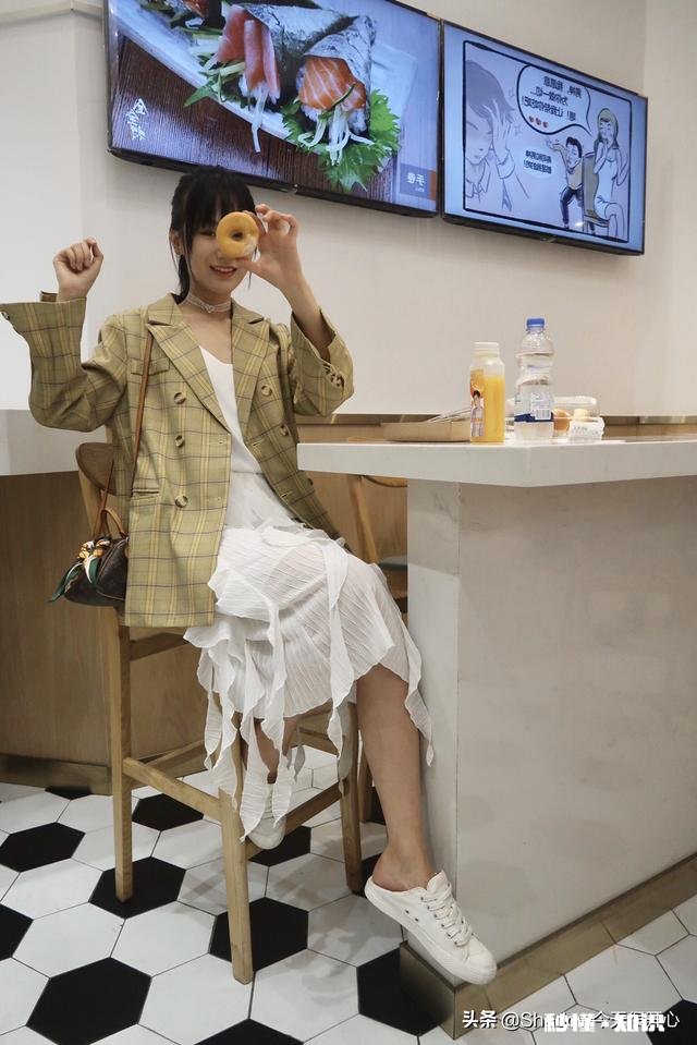 偏好素色衣服如何搭配出气质