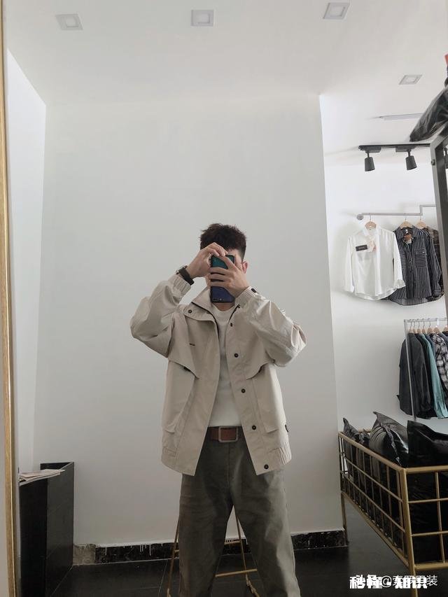 偏好素色衣服如何搭配出气质