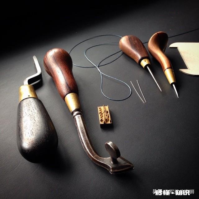 在当今机器生产盛行的情况下，手工业者们如何做才能让手工行业不会被取代