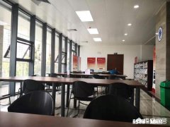 在一个小包工头手里干活，现在不想跟他干了，可他不给工资，我们该怎么办啊