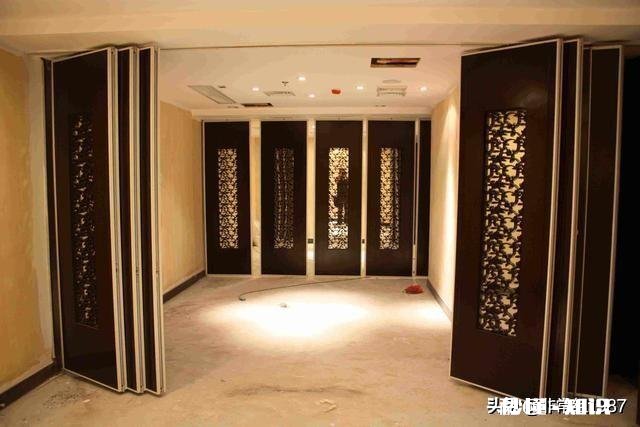 客厅想隔出个卧室，可是这样客厅就没窗户了，怎么设计好呢