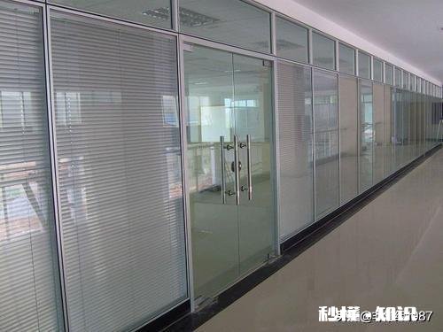 客厅想隔出个卧室，可是这样客厅就没窗户了，怎么设计好呢