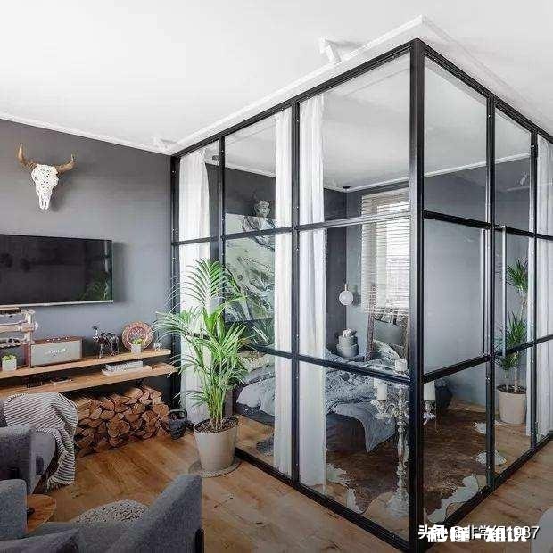 客厅想隔出个卧室，可是这样客厅就没窗户了，怎么设计好呢