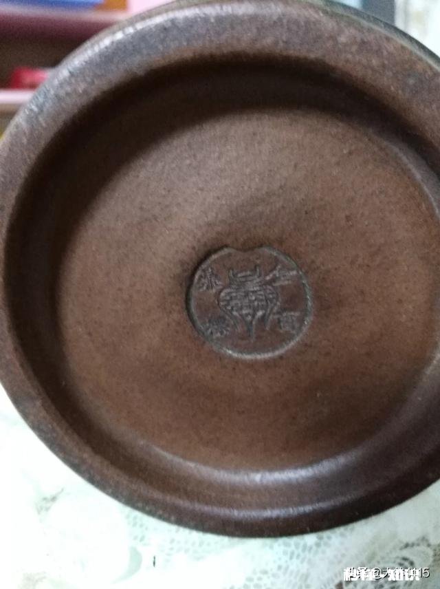 在农村吃饭酒桌上发现一老古董,请大家鉴赏,你知道它是什么时间干什么用的吗