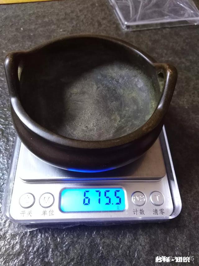 在农村吃饭酒桌上发现一老古董,请大家鉴赏,你知道它是什么时间干什么用的吗