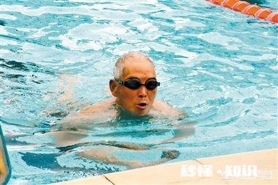 怎么评价那些健身房晃来晃去,每天来洗澡的老头