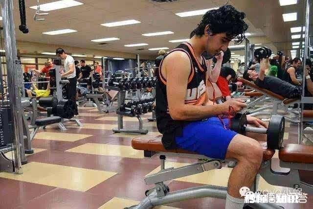 怎么评价那些健身房晃来晃去,每天来洗澡的老头