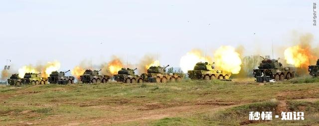 当打仗的时候我方成员要向前突击冲锋，后面的队友是怎样做到不伤害同伙打到敌人的呢