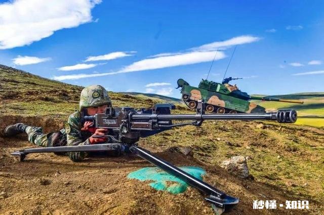 当打仗的时候我方成员要向前突击冲锋，后面的队友是怎样做到不伤害同伙打到敌人的呢