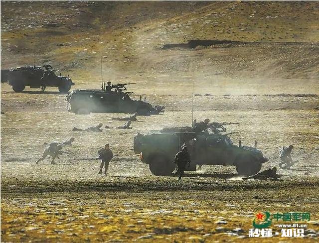 当打仗的时候我方成员要向前突击冲锋，后面的队友是怎样做到不伤害同伙打到敌人的呢