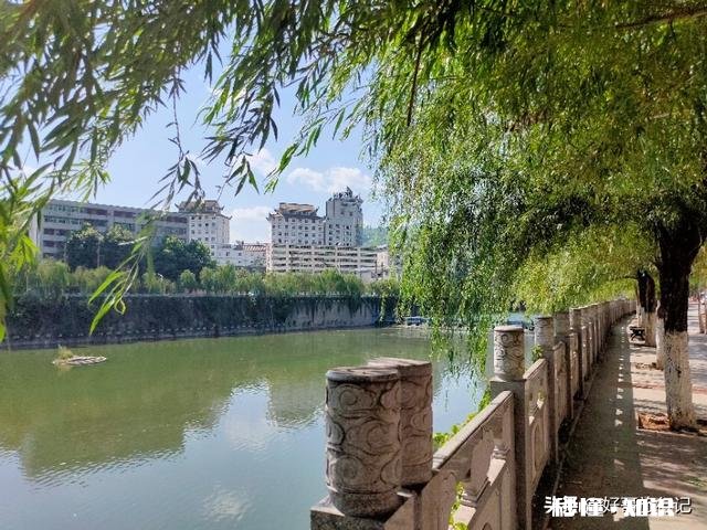 说说各位户外旅行都带着什么样的桌子和凳子或者椅子