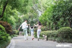 现在城市里，近郊，山里的年轻人谁的压力更大，谁的幸福感更强