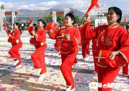 现在城市里，近郊，山里的年轻人谁的压力更大，谁的幸福感更强