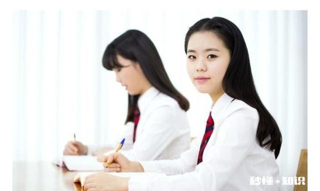 儿子班主任，自己开了个辅导班，班里学生必须上，大家怎么看