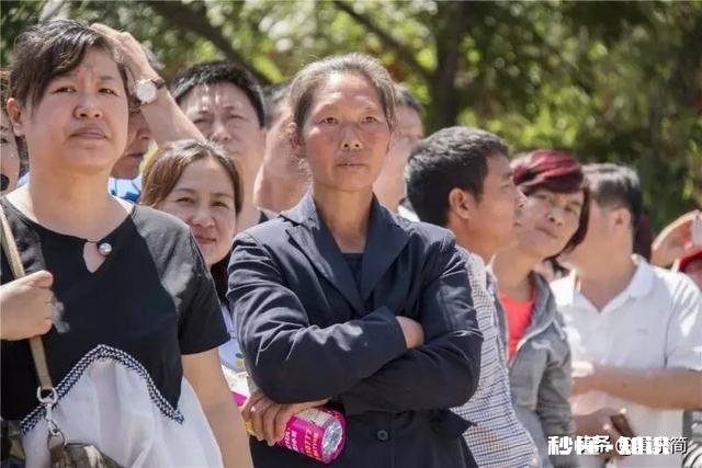 家里孩子高考在即，家长陪考还是随着同学集体了