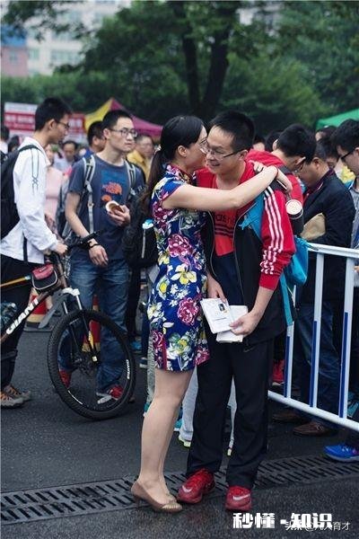 家里孩子高考在即，家长陪考还是随着同学集体了