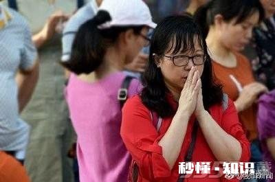 家里孩子高考在即，家长陪考还是随着同学集体了