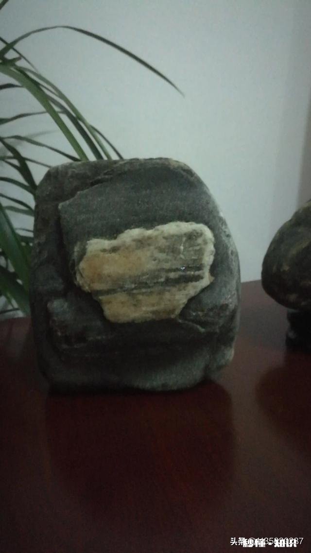 玩石就这么简单，只要自己喜欢，愉悦心情便好，您认为呢