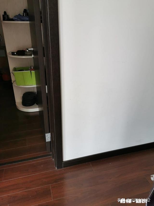 踢脚线颜色跟地板一致好还是跟门框颜色一致好