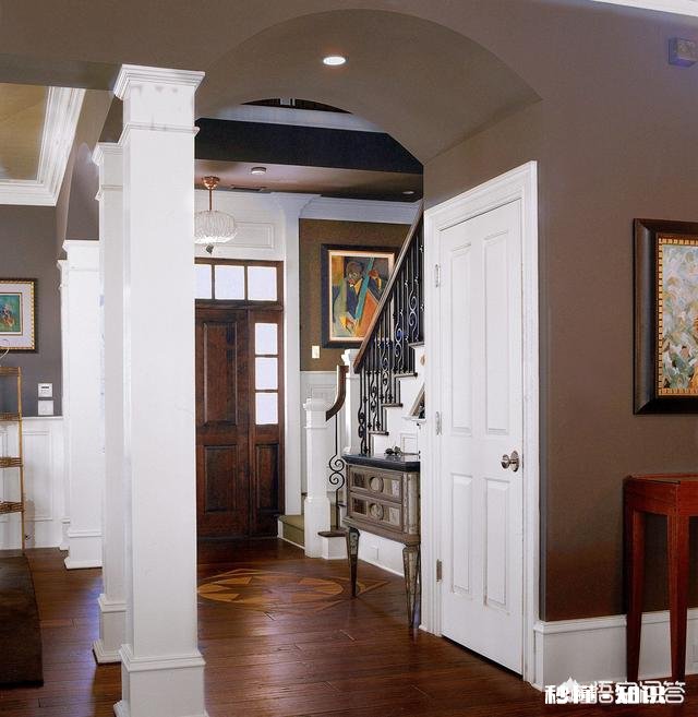 踢脚线颜色跟地板一致好还是跟门框颜色一致好