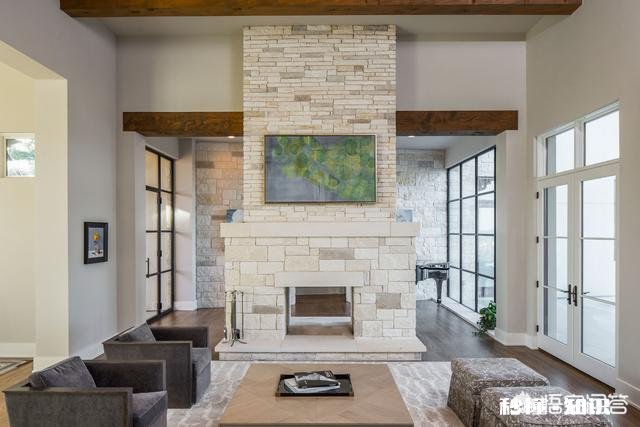 踢脚线颜色跟地板一致好还是跟门框颜色一致好