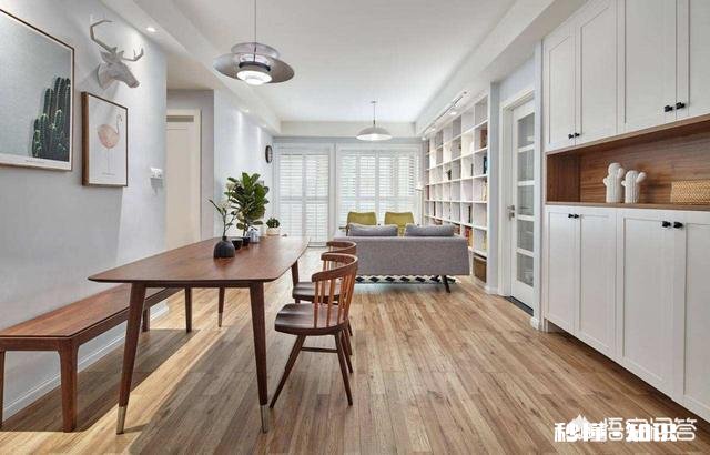 踢脚线颜色跟地板一致好还是跟门框颜色一致好