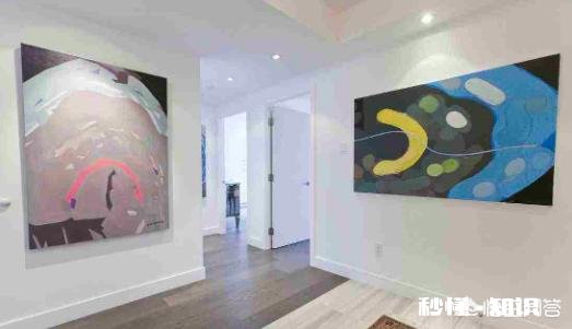 踢脚线颜色跟地板一致好还是跟门框颜色一致好