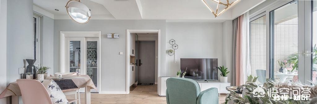 踢脚线颜色跟地板一致好还是跟门框颜色一致好