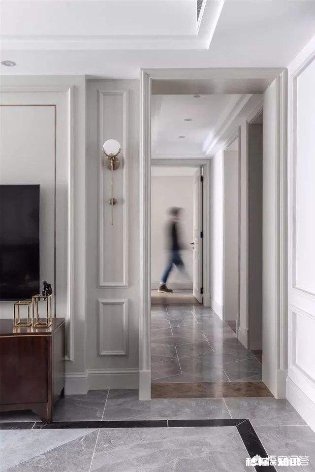 踢脚线颜色跟地板一致好还是跟门框颜色一致好