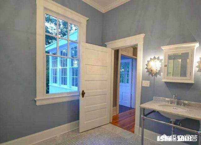 踢脚线颜色跟地板一致好还是跟门框颜色一致好