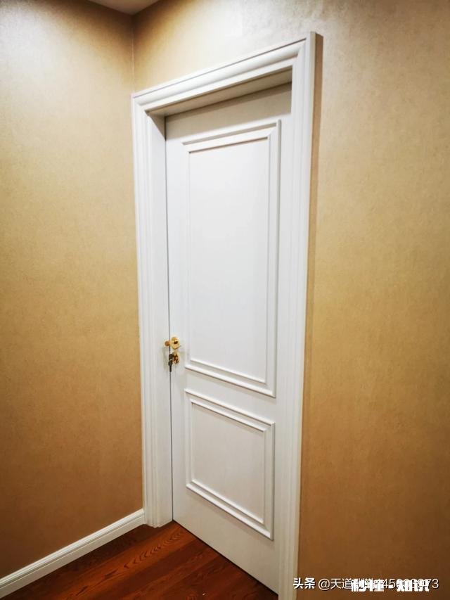 踢脚线颜色跟地板一致好还是跟门框颜色一致好