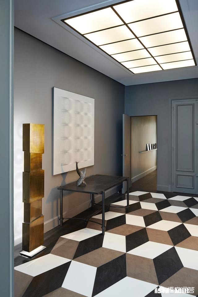 踢脚线颜色跟地板一致好还是跟门框颜色一致好