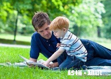 她 两三岁的幼儿爱在墙上涂鸦，是制止还是培养他的兴趣呢