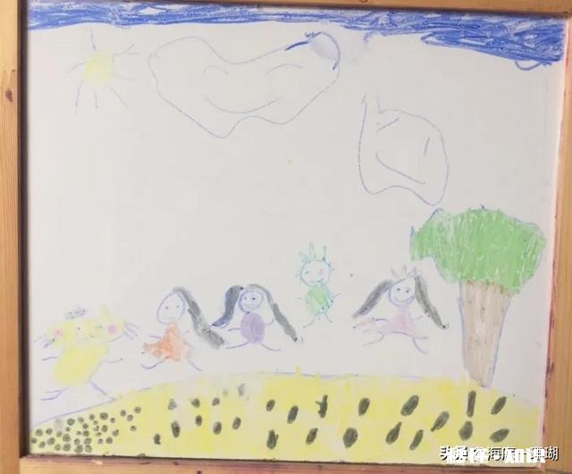 她 两三岁的幼儿爱在墙上涂鸦，是制止还是培养他的兴趣呢