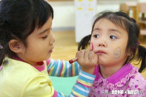 她 两三岁的幼儿爱在墙上涂鸦，是制止还是培养他的兴趣呢