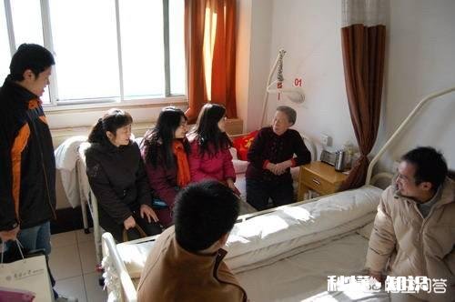 如果旅行期间可以免费住宿老人院，每天需要陪伴老人一个小时聊天活动，你愿意吗